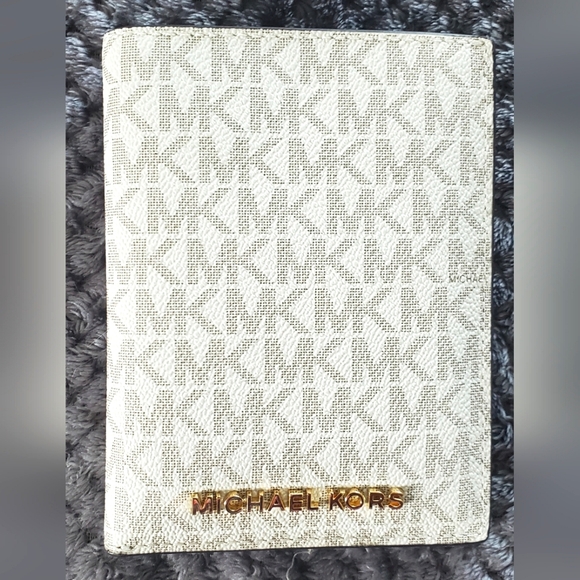 Michael Kors Passport Holder and Wallet - Picture 1 of 6